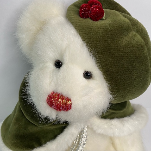 Russ Christmas Bear Stuffed Animal Plush San Francisco Music Box Plays Music - Picture 1 of 7